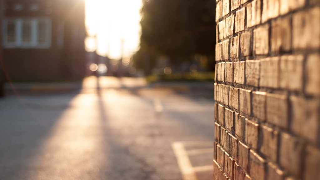 Kortárs formák és hagyományos anyagok – a modern magyar építészet új iránya