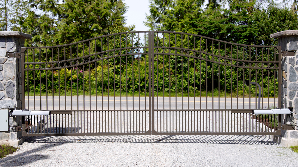 A kapunyitó motor kiválasztásának 5 kulcslépése: súly, méret, áramellátás, intenzitás és vezérlés