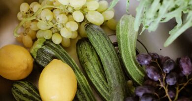 Friss zöldségek és gyümölcsök a konyhai mosogatóban