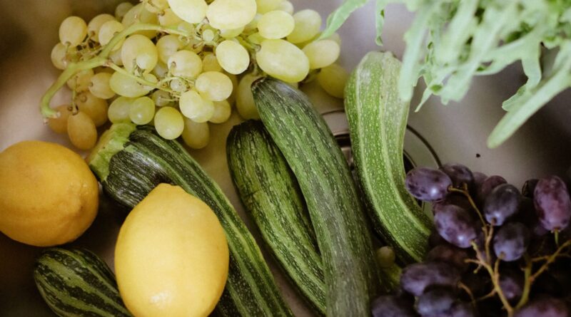 Friss zöldségek és gyümölcsök a konyhai mosogatóban